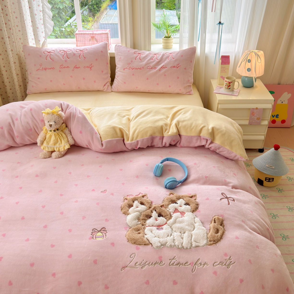 91家纺网 家纺一手货源 找家纺 小叮当家纺仓储工厂店 2025新款牛奶绒毛巾绣贴布绣牛奶绒四件套 萌萌猫