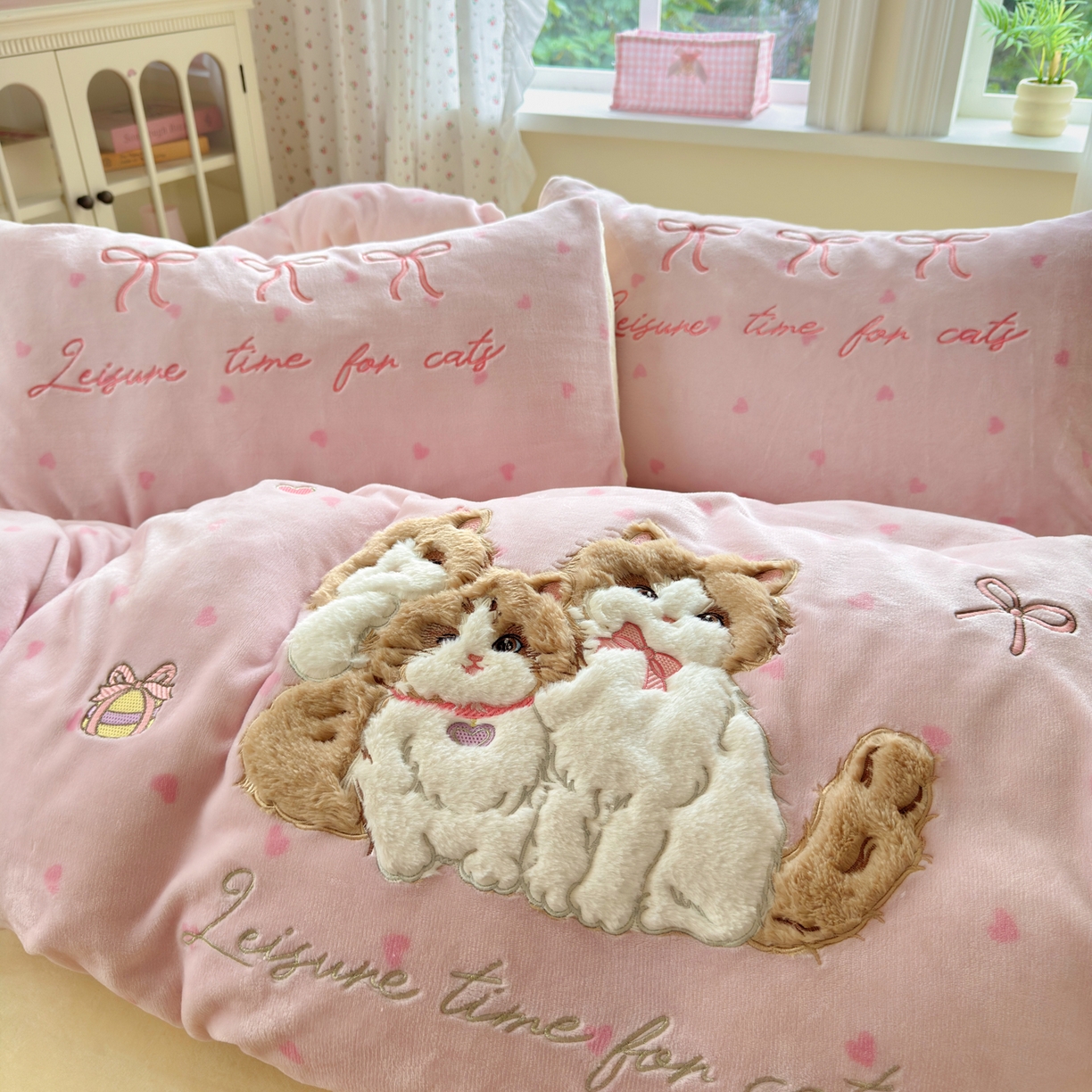 91家纺网 家纺一手货源 找家纺 小叮当家纺仓储工厂店 2025新款牛奶绒毛巾绣贴布绣牛奶绒四件套 萌萌猫