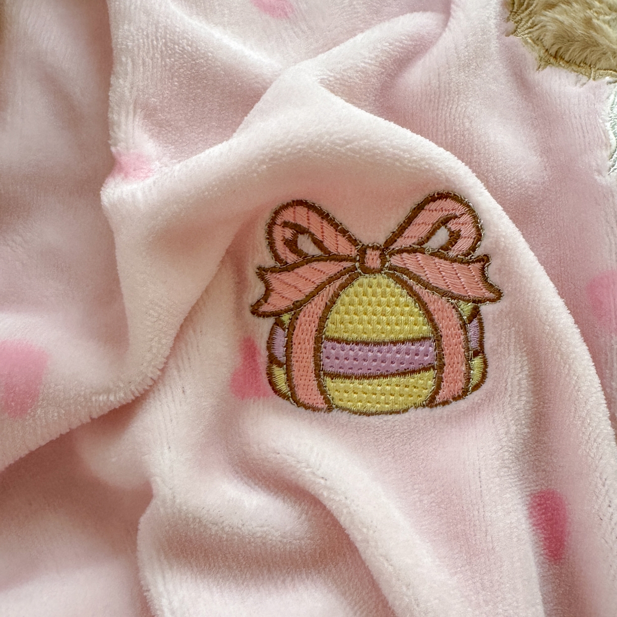 91家纺网 家纺一手货源 找家纺 小叮当家纺仓储工厂店 2025新款牛奶绒毛巾绣贴布绣牛奶绒四件套 萌萌猫