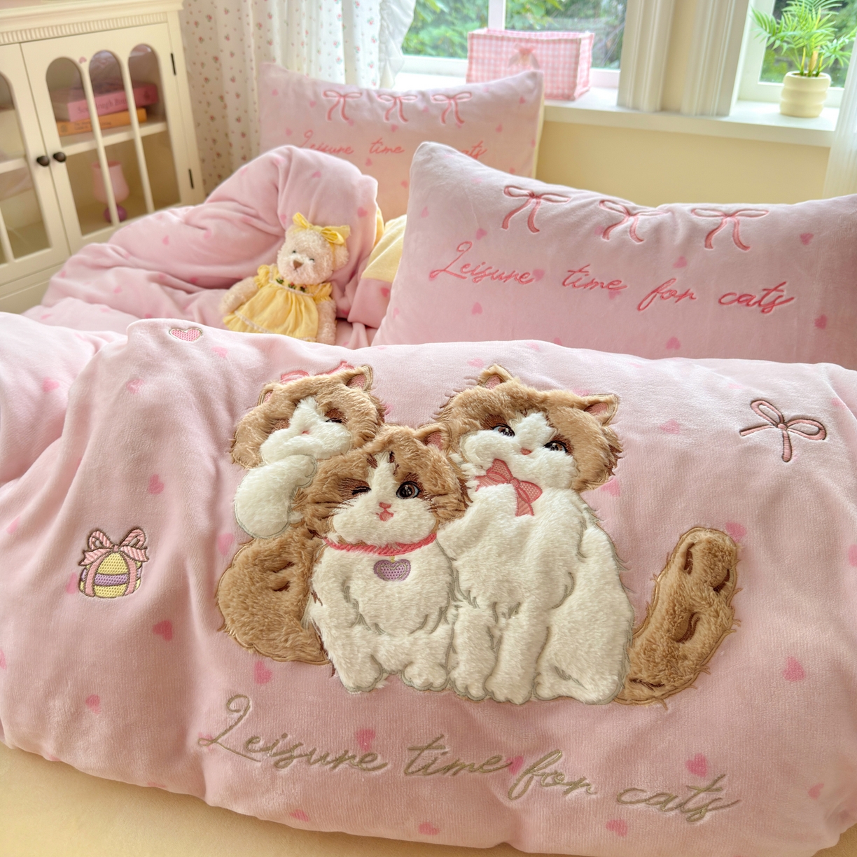 91家纺网 家纺一手货源 找家纺 小叮当家纺仓储工厂店 2025新款牛奶绒毛巾绣贴布绣牛奶绒四件套 萌萌猫