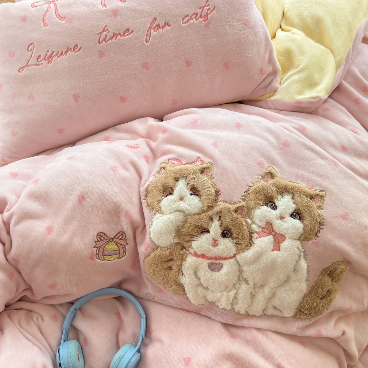 91家纺网 家纺一手货源 找家纺 小叮当家纺仓储工厂店 2025新款牛奶绒毛巾绣贴布绣牛奶绒四件套 萌萌猫