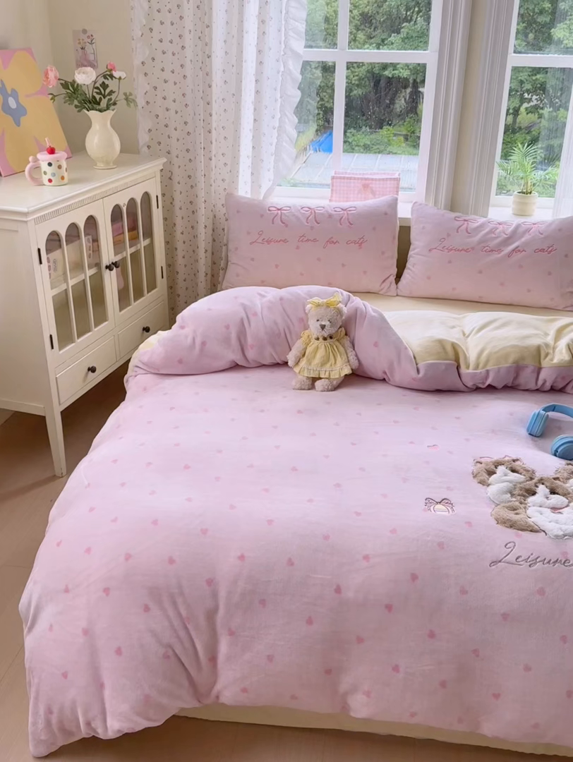 91家纺网 家纺一手货源 找家纺 小叮当家纺仓储工厂店 2025新款牛奶绒毛巾绣贴布绣牛奶绒四件套 萌萌猫