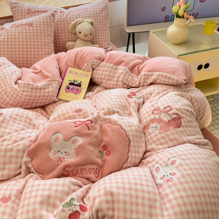 91家纺网 家纺一手货源 找家纺 小叮当家纺仓储工厂店 2025新款牛奶绒毛巾绣贴布绣牛奶绒四件套 桑尼小兔