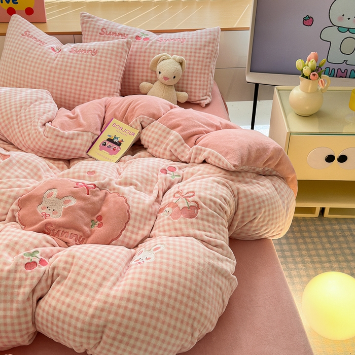 91家纺网 家纺一手货源 找家纺 小叮当家纺仓储工厂店 2025新款牛奶绒毛巾绣贴布绣牛奶绒四件套 桑尼小兔