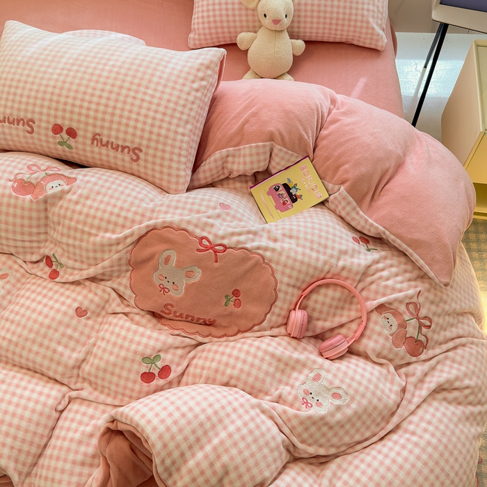 91家纺网 家纺一手货源 找家纺 小叮当家纺仓储工厂店 2025新款牛奶绒毛巾绣贴布绣牛奶绒四件套 桑尼小兔