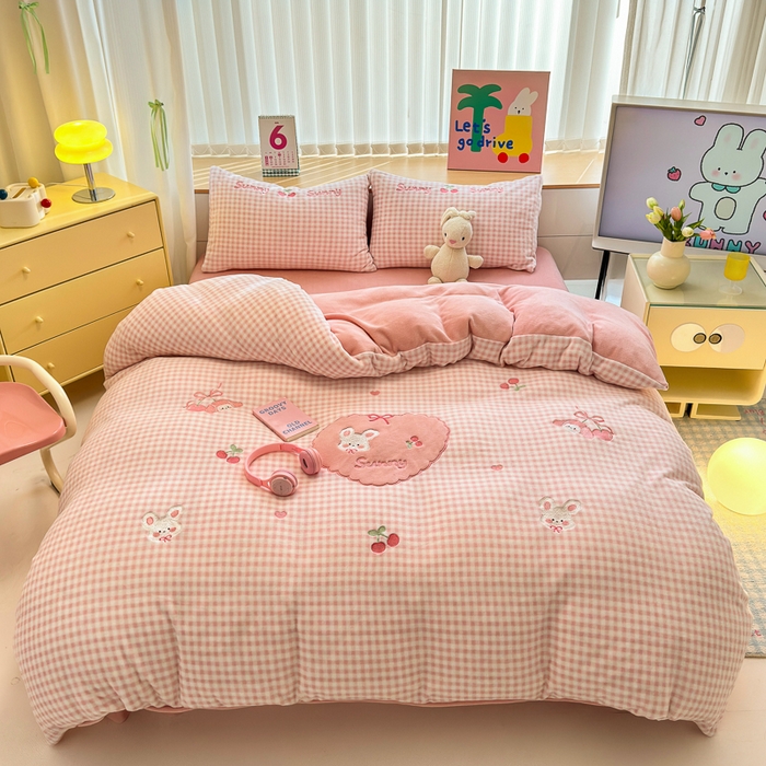 91家纺网 家纺一手货源 找家纺 小叮当家纺仓储工厂店 2025新款牛奶绒毛巾绣贴布绣牛奶绒四件套 桑尼小兔