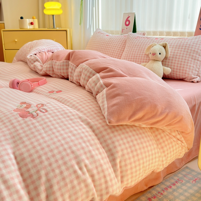 91家纺网 家纺一手货源 找家纺 小叮当家纺仓储工厂店 2025新款牛奶绒毛巾绣贴布绣牛奶绒四件套 桑尼小兔