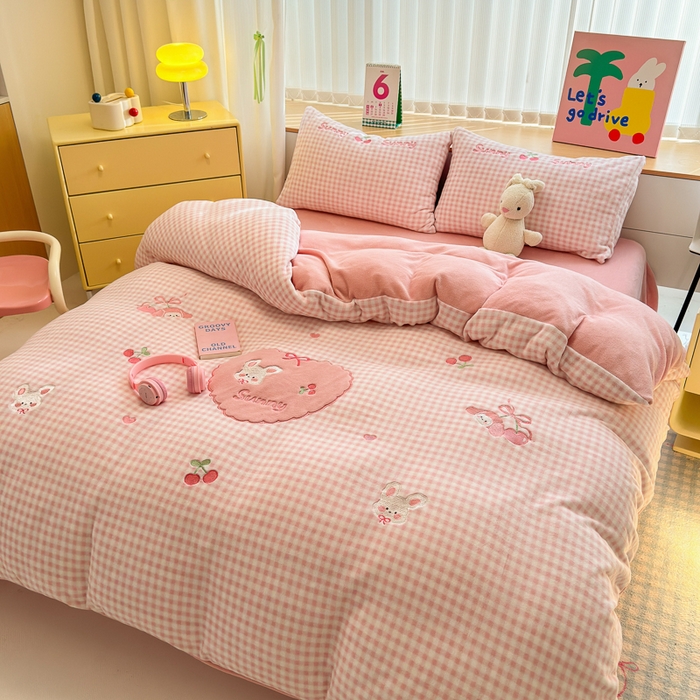 91家纺网 家纺一手货源 找家纺 小叮当家纺仓储工厂店 2025新款牛奶绒毛巾绣贴布绣牛奶绒四件套 桑尼小兔