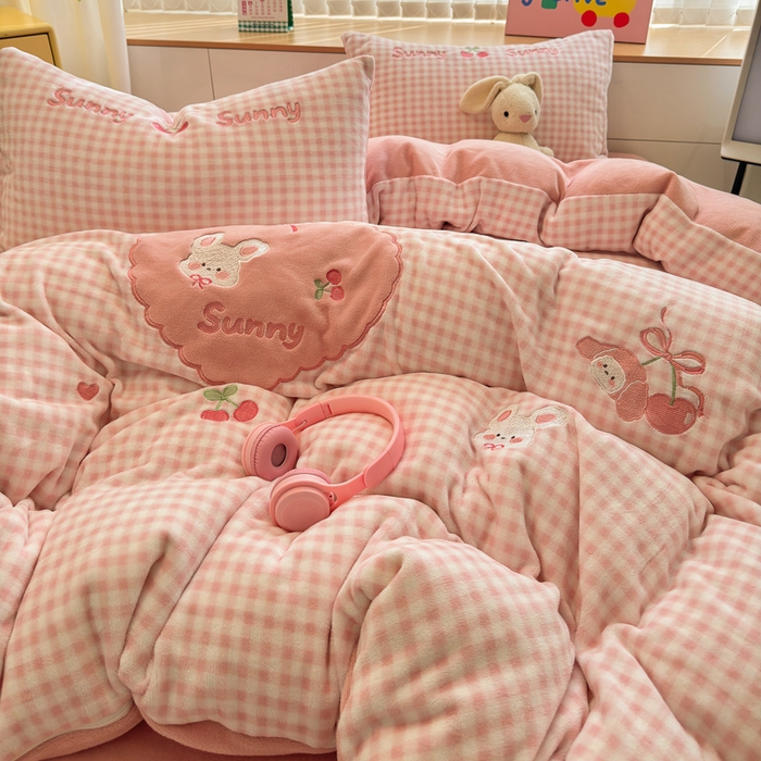 91家纺网 家纺一手货源 找家纺 小叮当家纺仓储工厂店 2025新款牛奶绒毛巾绣贴布绣牛奶绒四件套 桑尼小兔