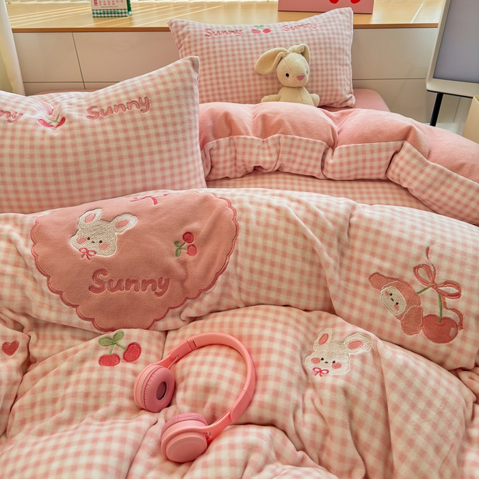 91家纺网 家纺一手货源 找家纺 小叮当家纺仓储工厂店 2025新款牛奶绒毛巾绣贴布绣牛奶绒四件套 桑尼小兔