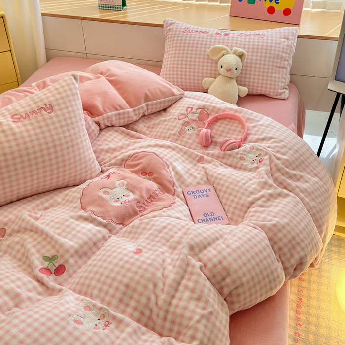 91家纺网 家纺一手货源 找家纺 小叮当家纺仓储工厂店 2025新款牛奶绒毛巾绣贴布绣牛奶绒四件套 桑尼小兔