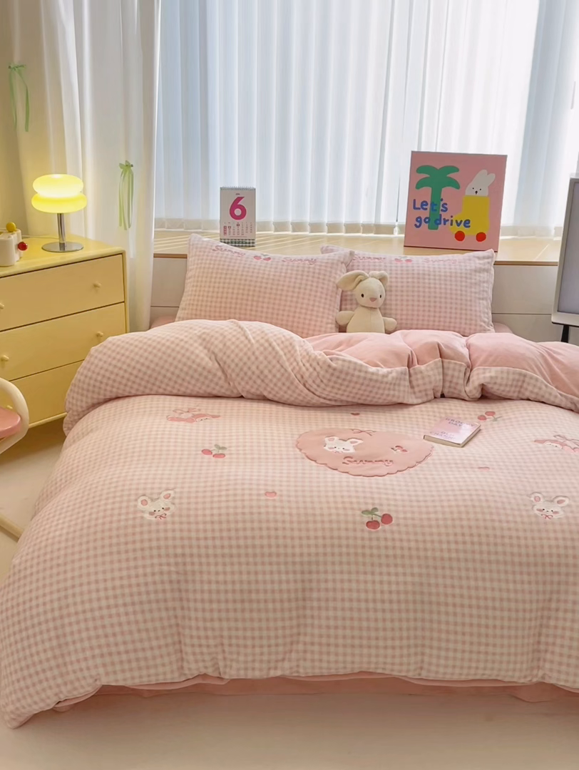 91家纺网 家纺一手货源 找家纺 小叮当家纺仓储工厂店 2025新款牛奶绒毛巾绣贴布绣牛奶绒四件套 桑尼小兔