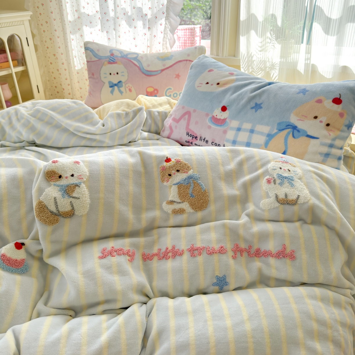 91家纺网 家纺一手货源 找家纺 小叮当家纺仓储工厂店 2025新款牛奶绒毛巾绣贴布绣牛奶绒四件套 晚安猫