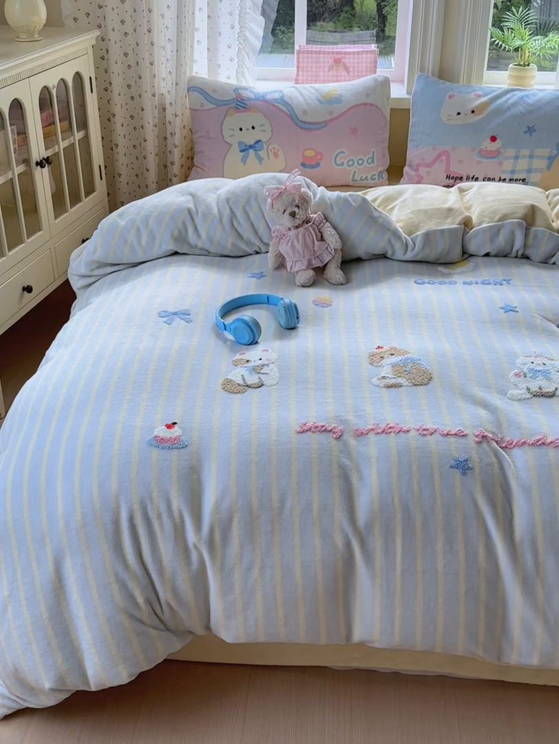 91家纺网 家纺一手货源 找家纺 小叮当家纺仓储工厂店 2025新款牛奶绒毛巾绣贴布绣牛奶绒四件套 晚安猫