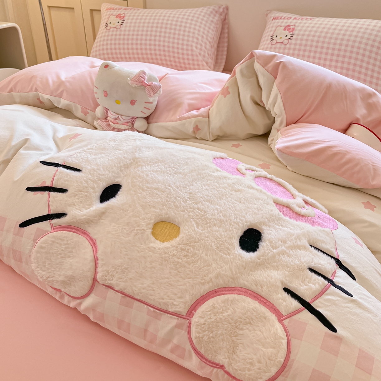 91家纺网 家纺一手货源 找家纺 桃心家居 2025新款A类三丽鸥正版授权云柔水洗棉兔毛贴布绣刺绣软糯四件套 云柔水洗棉-贴布绣粉格KT