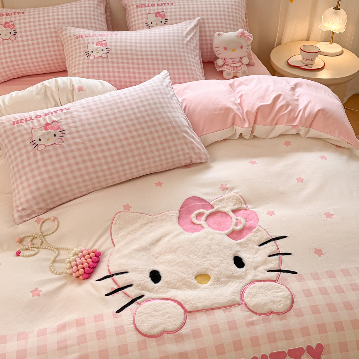 91家纺网 家纺一手货源 找家纺 桃心家居 2025新款A类三丽鸥正版授权云柔水洗棉兔毛贴布绣刺绣软糯四件套 云柔水洗棉-贴布绣粉格KT