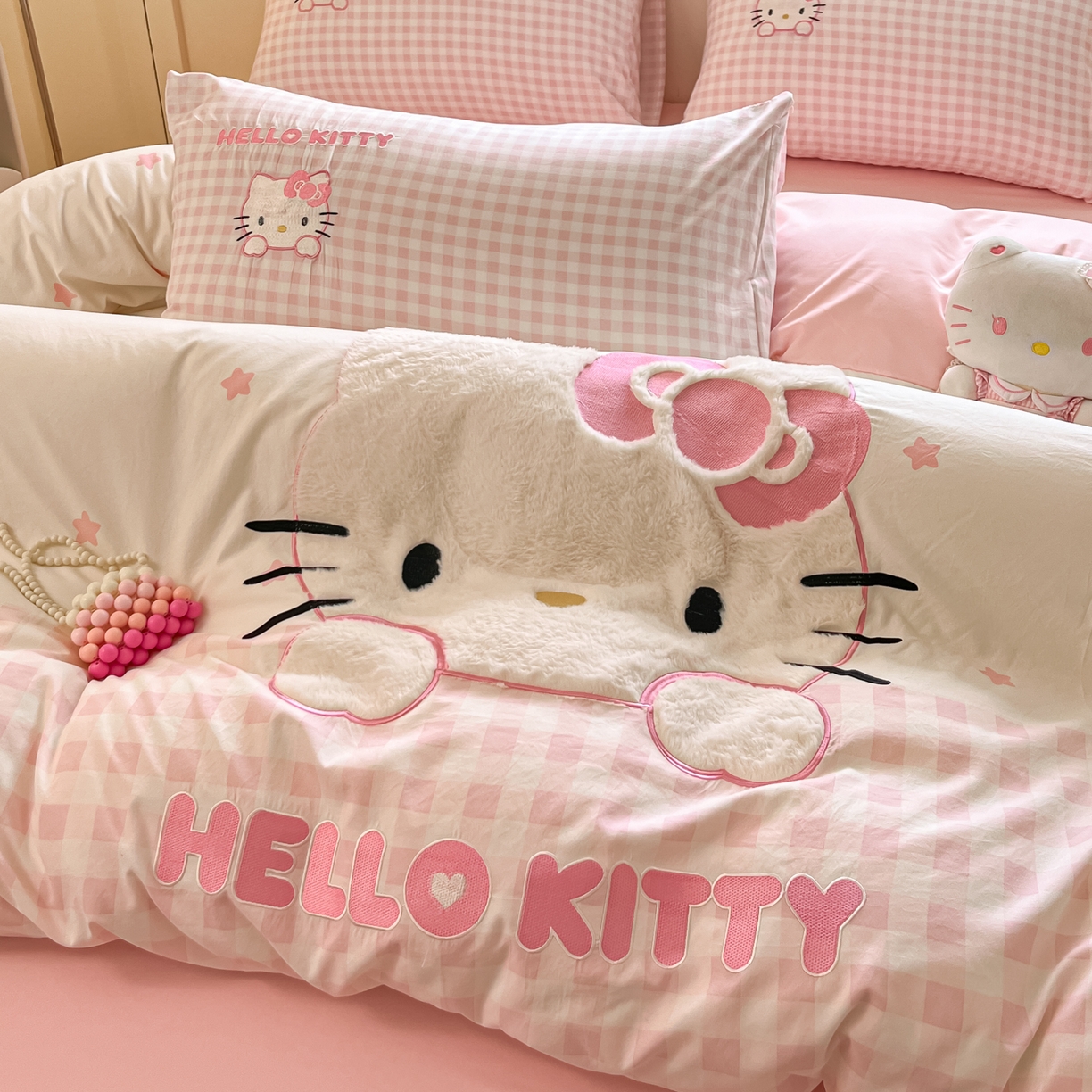 91家纺网 家纺一手货源 找家纺 桃心家居 2025新款A类三丽鸥正版授权云柔水洗棉兔毛贴布绣刺绣软糯四件套 云柔水洗棉-贴布绣粉格KT