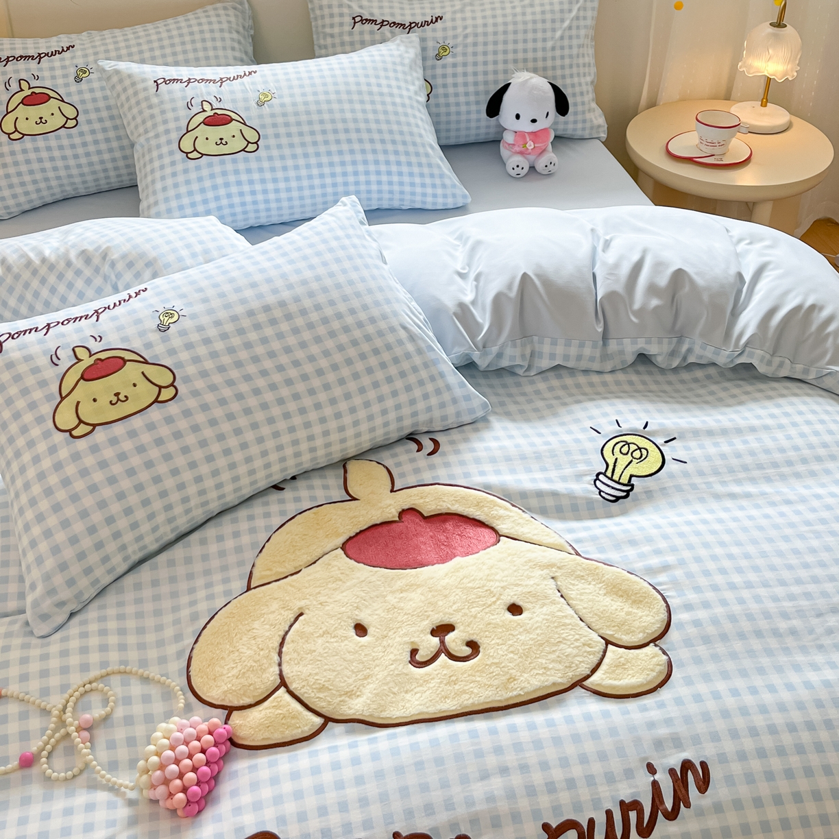 91家纺网 家纺一手货源 找家纺 桃心家居 2025新款A类三丽鸥正版授权云柔水洗棉兔毛贴布绣刺绣软糯四件套 云柔水洗棉-贴布绣蓝格布丁狗