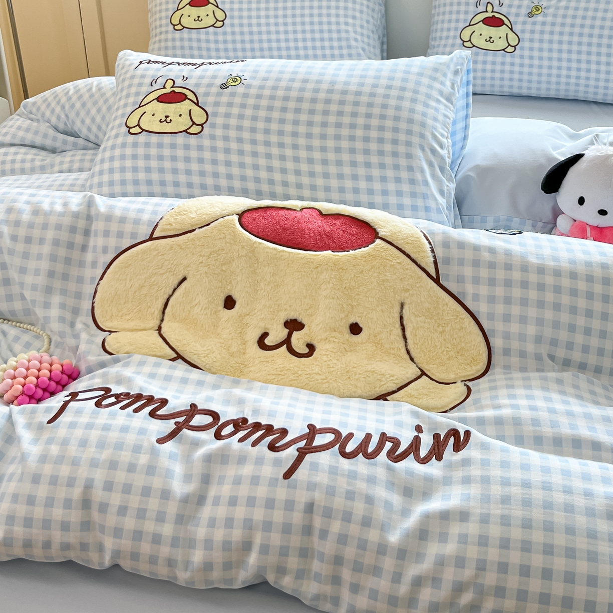 91家纺网 家纺一手货源 找家纺 桃心家居 2025新款A类三丽鸥正版授权云柔水洗棉兔毛贴布绣刺绣软糯四件套 云柔水洗棉-贴布绣蓝格布丁狗