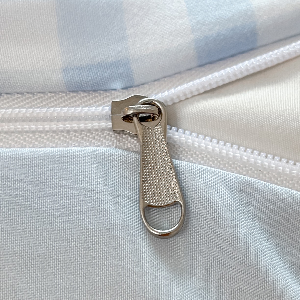 91家纺网 家纺一手货源 找家纺 桃心家居 2025新款A类三丽鸥正版授权云柔水洗棉兔毛贴布绣刺绣软糯四件套 云柔水洗棉-贴布绣蓝格布丁狗