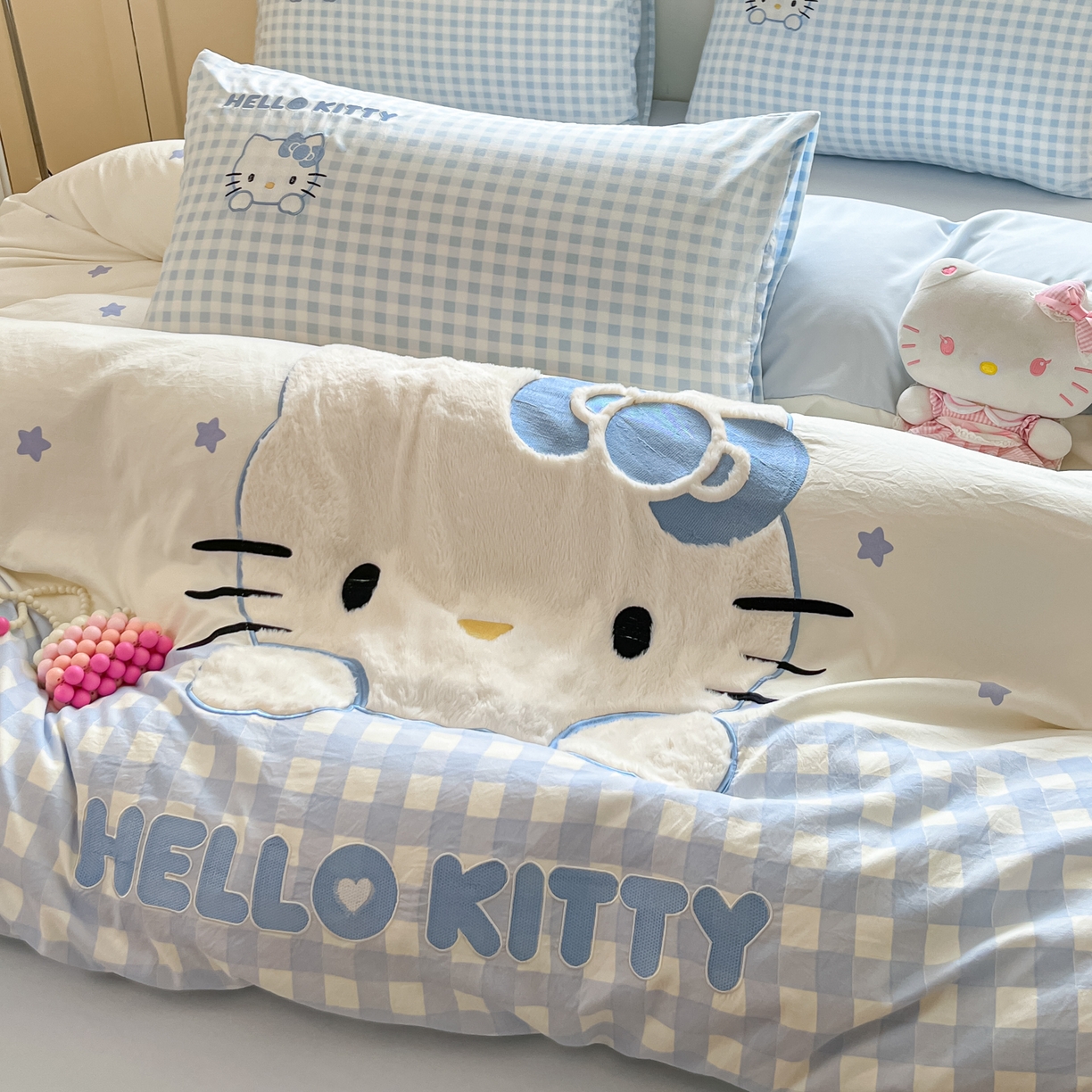 91家纺网 家纺一手货源 找家纺 桃心家居 2025新款A类三丽鸥正版授权云柔水洗棉兔毛贴布绣刺绣软糯四件套 云柔水洗棉-贴布绣蓝格KT