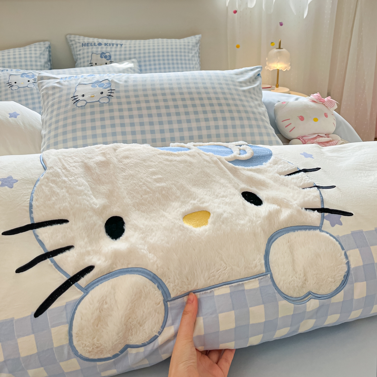 91家纺网 家纺一手货源 找家纺 桃心家居 2025新款A类三丽鸥正版授权云柔水洗棉兔毛贴布绣刺绣软糯四件套 云柔水洗棉-贴布绣蓝格KT