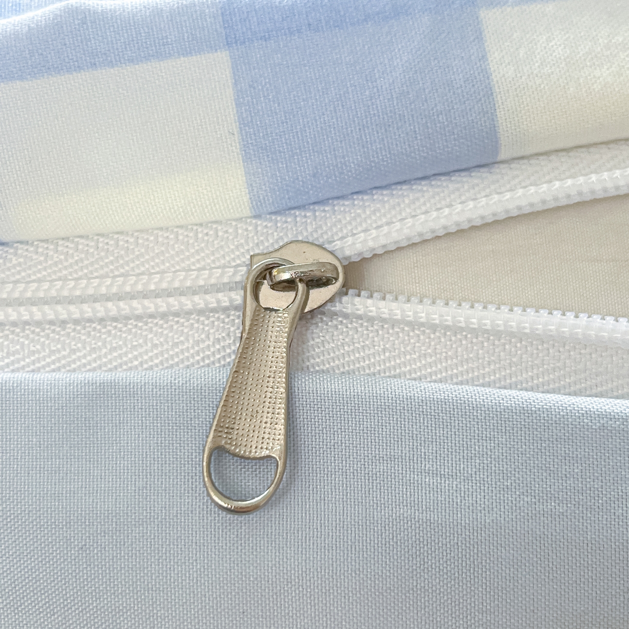 91家纺网 家纺一手货源 找家纺 桃心家居 2025新款A类三丽鸥正版授权云柔水洗棉兔毛贴布绣刺绣软糯四件套 云柔水洗棉-贴布绣蓝格KT