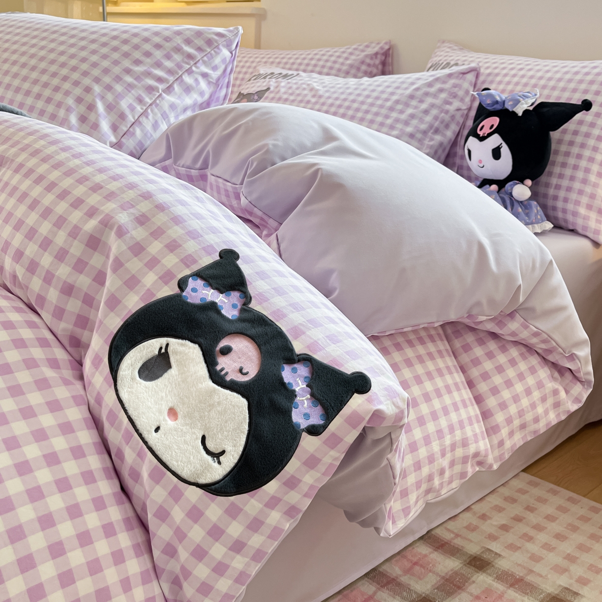 91家纺网 家纺一手货源 找家纺 桃心家居 2025新款A类三丽鸥正版授权云柔水洗棉兔毛贴布绣刺绣软糯四件套 云柔水洗棉-贴布绣紫格库洛米