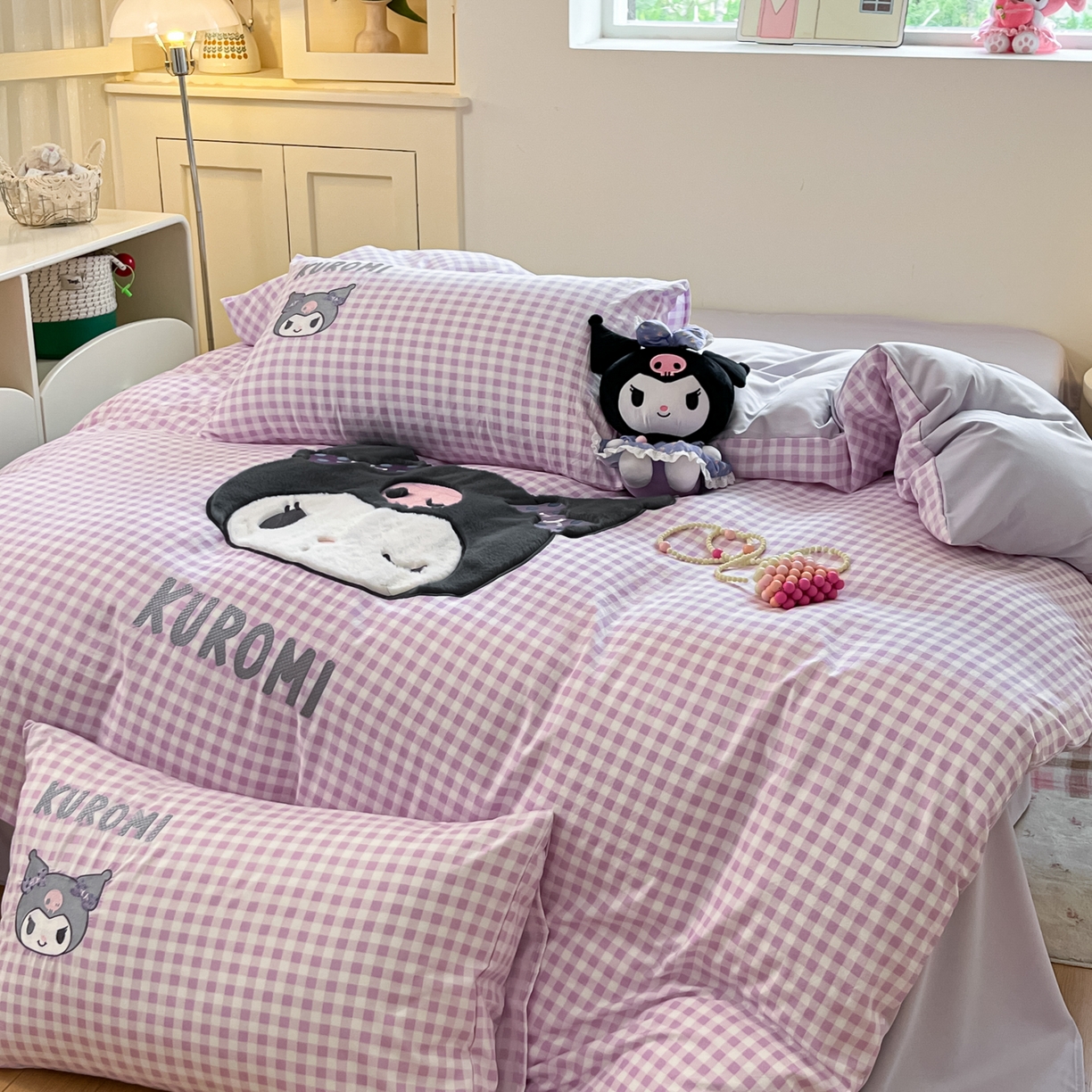 91家纺网 家纺一手货源 找家纺 桃心家居 2025新款A类三丽鸥正版授权云柔水洗棉兔毛贴布绣刺绣软糯四件套 云柔水洗棉-贴布绣紫格库洛米