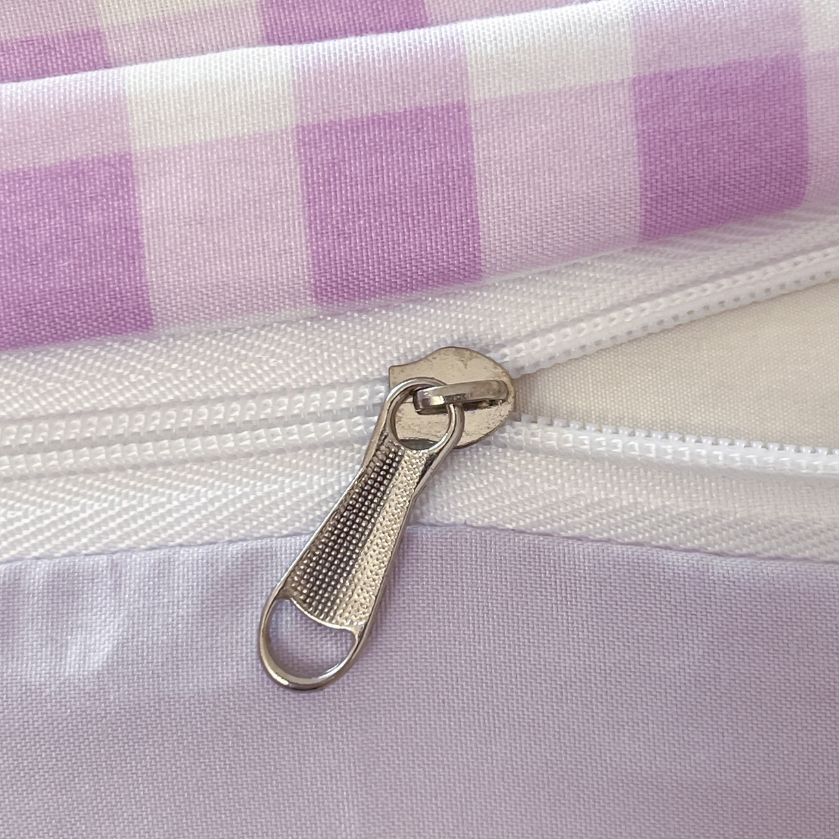 91家纺网 家纺一手货源 找家纺 桃心家居 2025新款A类三丽鸥正版授权云柔水洗棉兔毛贴布绣刺绣软糯四件套 云柔水洗棉-贴布绣紫格库洛米