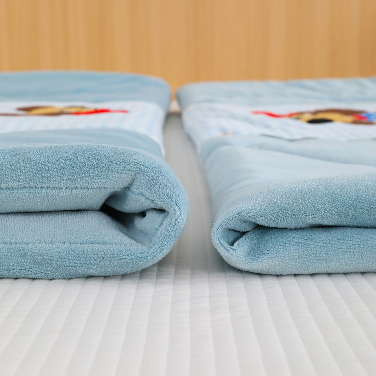 91家纺网 家纺一手货源 找家纺 （总）翰轩家居 2025新款卡通牛奶绒抱枕被毛巾绣系列