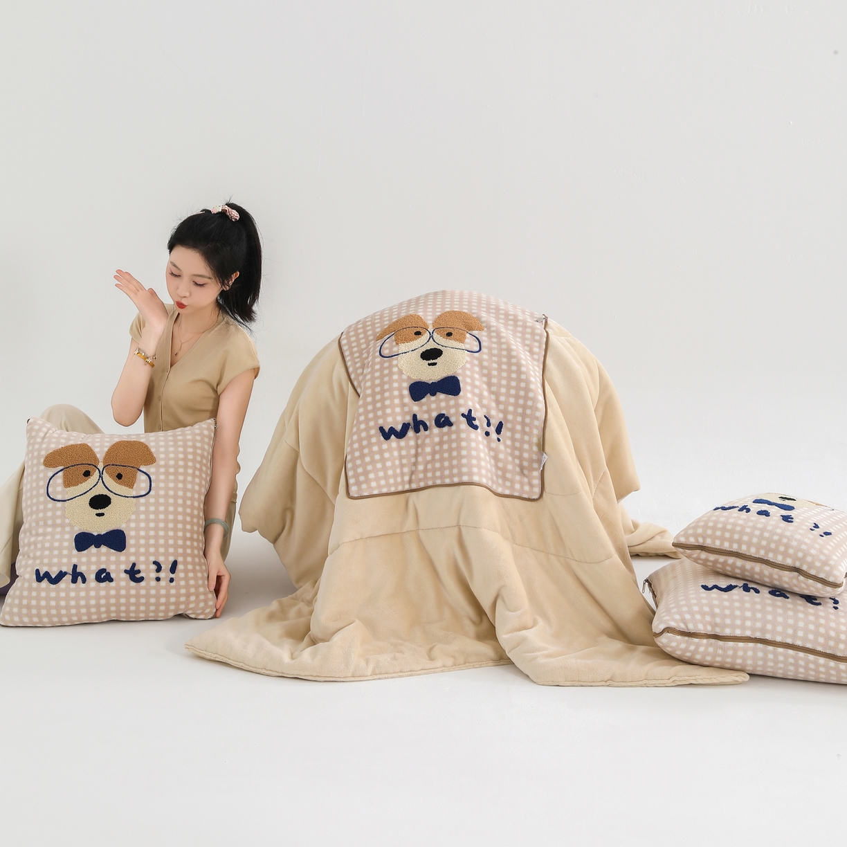 91家纺网 家纺一手货源 找家纺 翰轩家居 2025新款卡通牛奶绒抱枕被毛巾绣系列 眼镜狗-咖