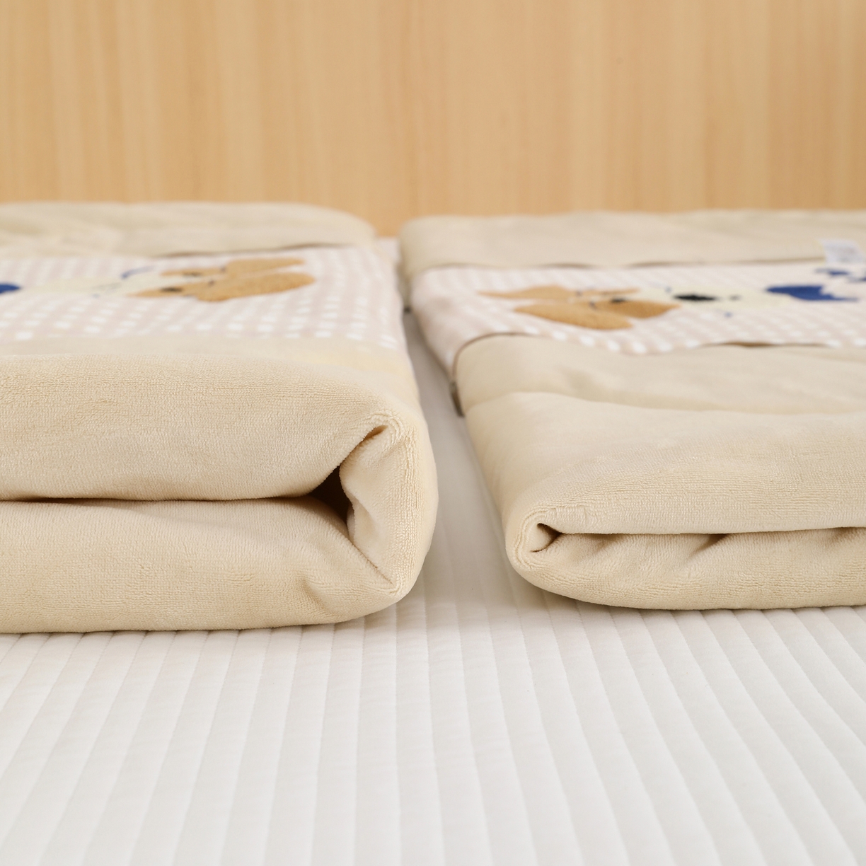 91家纺网 家纺一手货源 找家纺 翰轩家居 2025新款卡通牛奶绒抱枕被毛巾绣系列 眼镜狗-咖