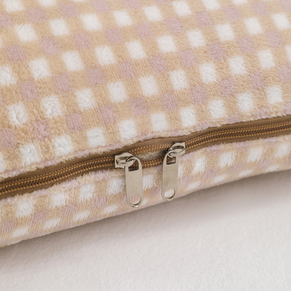 91家纺网 家纺一手货源 找家纺 翰轩家居 2025新款卡通牛奶绒抱枕被毛巾绣系列 眼镜狗-咖