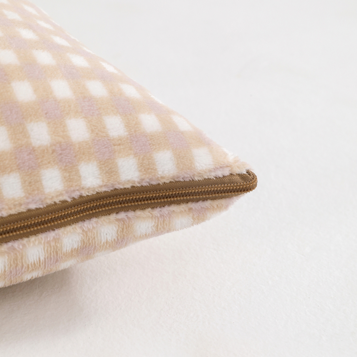 91家纺网 家纺一手货源 找家纺 翰轩家居 2025新款卡通牛奶绒抱枕被毛巾绣系列 眼镜狗-咖