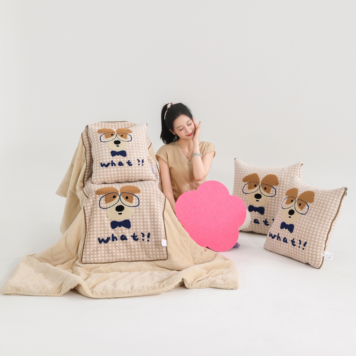 91家纺网 家纺一手货源 找家纺 翰轩家居 2025新款卡通牛奶绒抱枕被毛巾绣系列 眼镜狗-咖