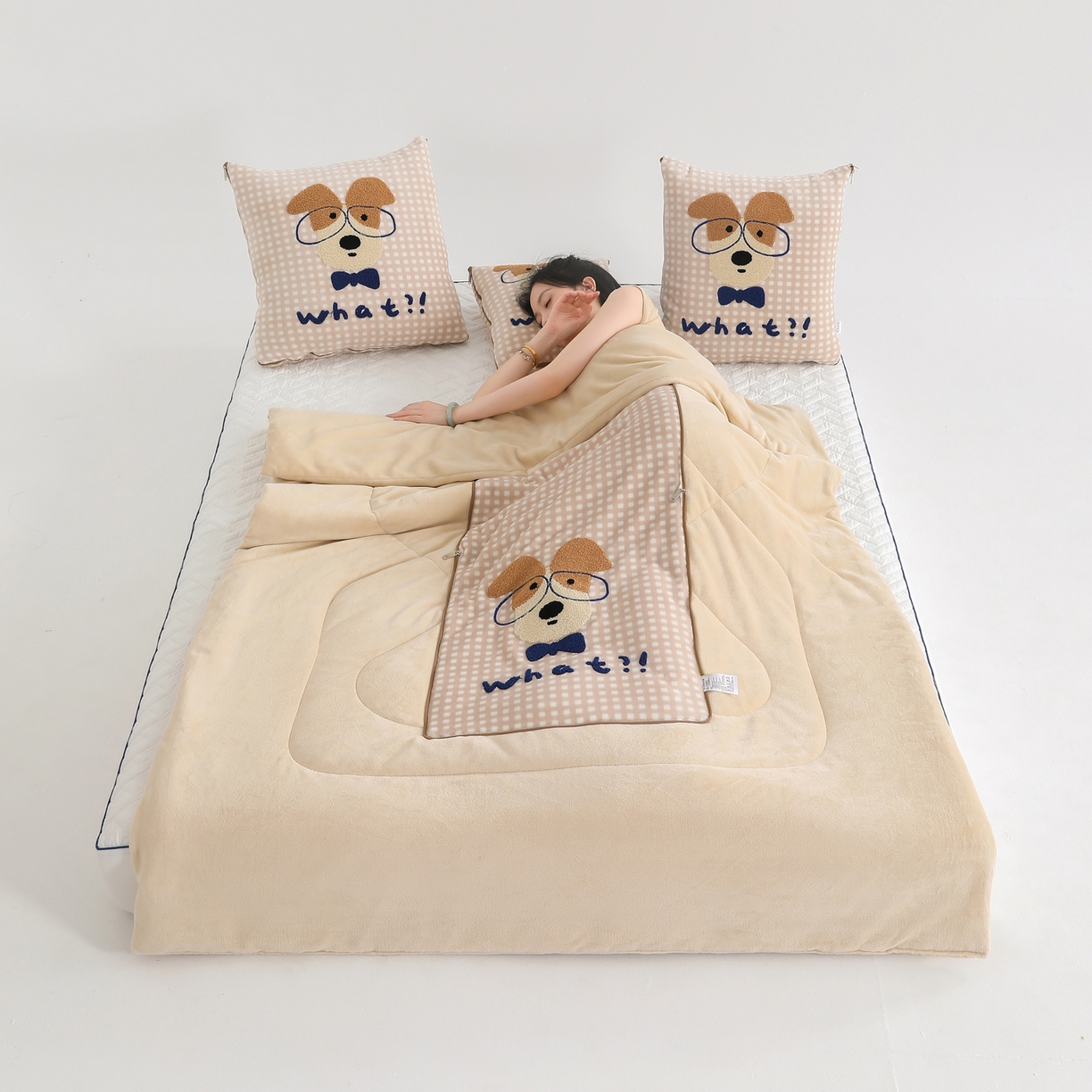 91家纺网 家纺一手货源 找家纺 翰轩家居 2025新款卡通牛奶绒抱枕被毛巾绣系列 眼镜狗-咖