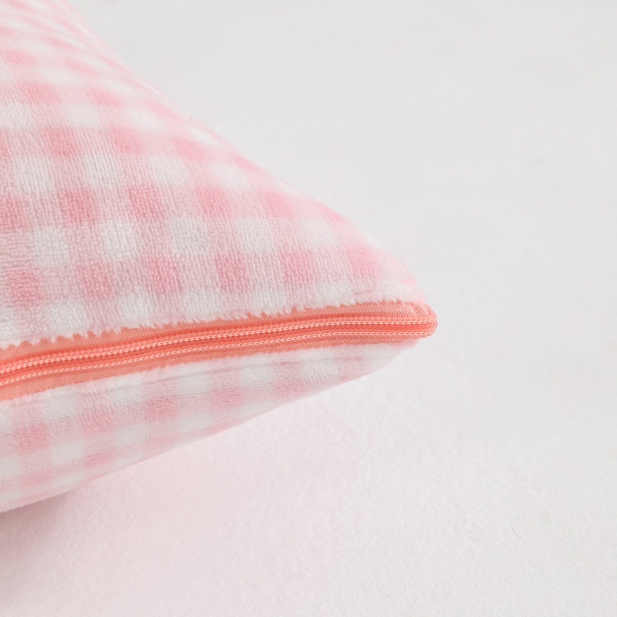 91家纺网 家纺一手货源 找家纺 翰轩家居 2025新款卡通牛奶绒抱枕被毛巾绣系列 气球猫-粉