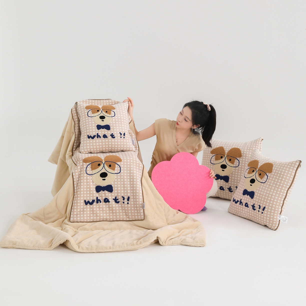 91家纺网 家纺一手货源 找家纺 翰轩家居 2025新款卡通牛奶绒抱枕被毛巾绣系列 眼镜狗-咖