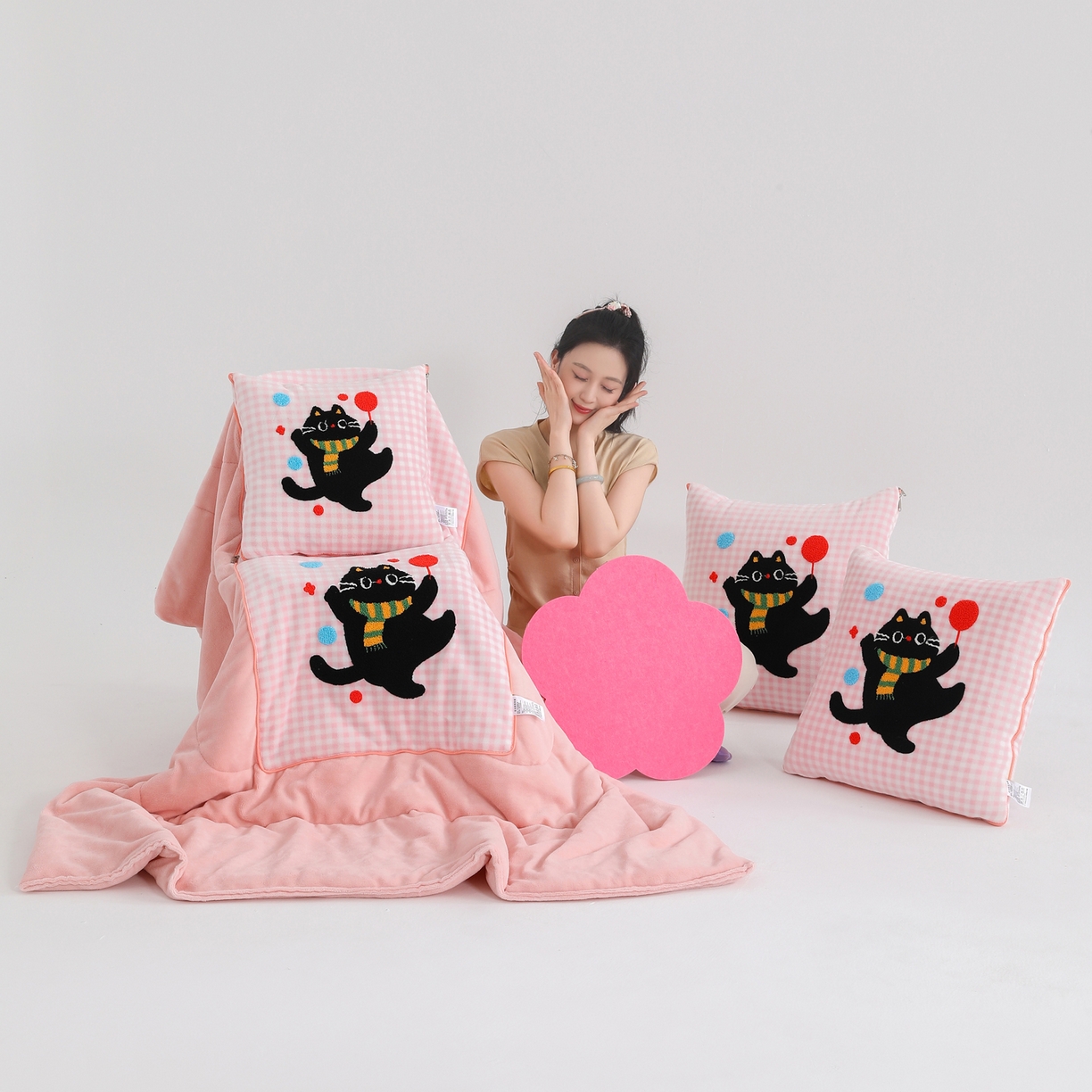 91家纺网 家纺一手货源 找家纺 翰轩家居 2025新款卡通牛奶绒抱枕被毛巾绣系列 气球猫-粉