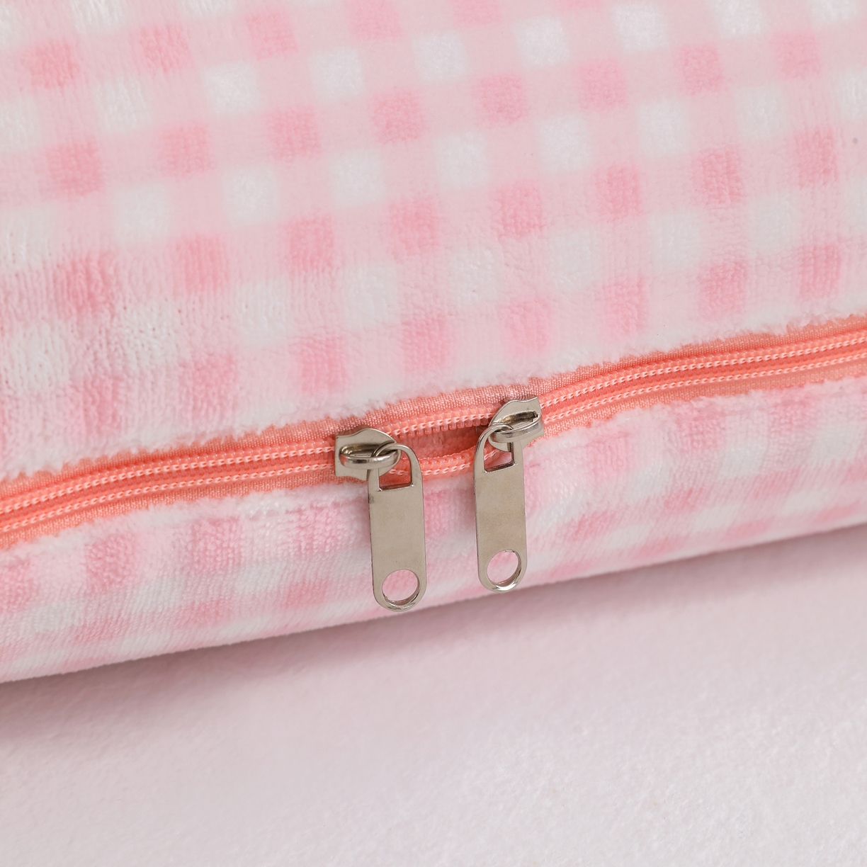 91家纺网 家纺一手货源 找家纺 翰轩家居 2025新款卡通牛奶绒抱枕被毛巾绣系列 气球猫-粉