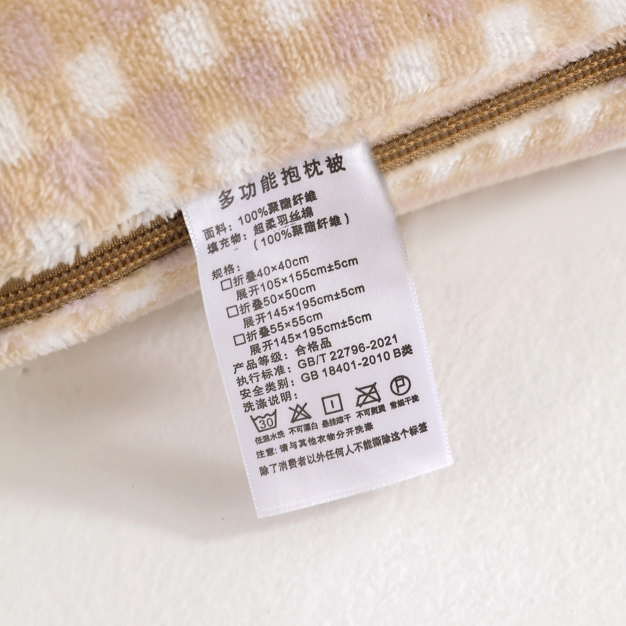 91家纺网 家纺一手货源 找家纺 翰轩家居 2025新款卡通牛奶绒抱枕被毛巾绣系列 眼镜狗-咖