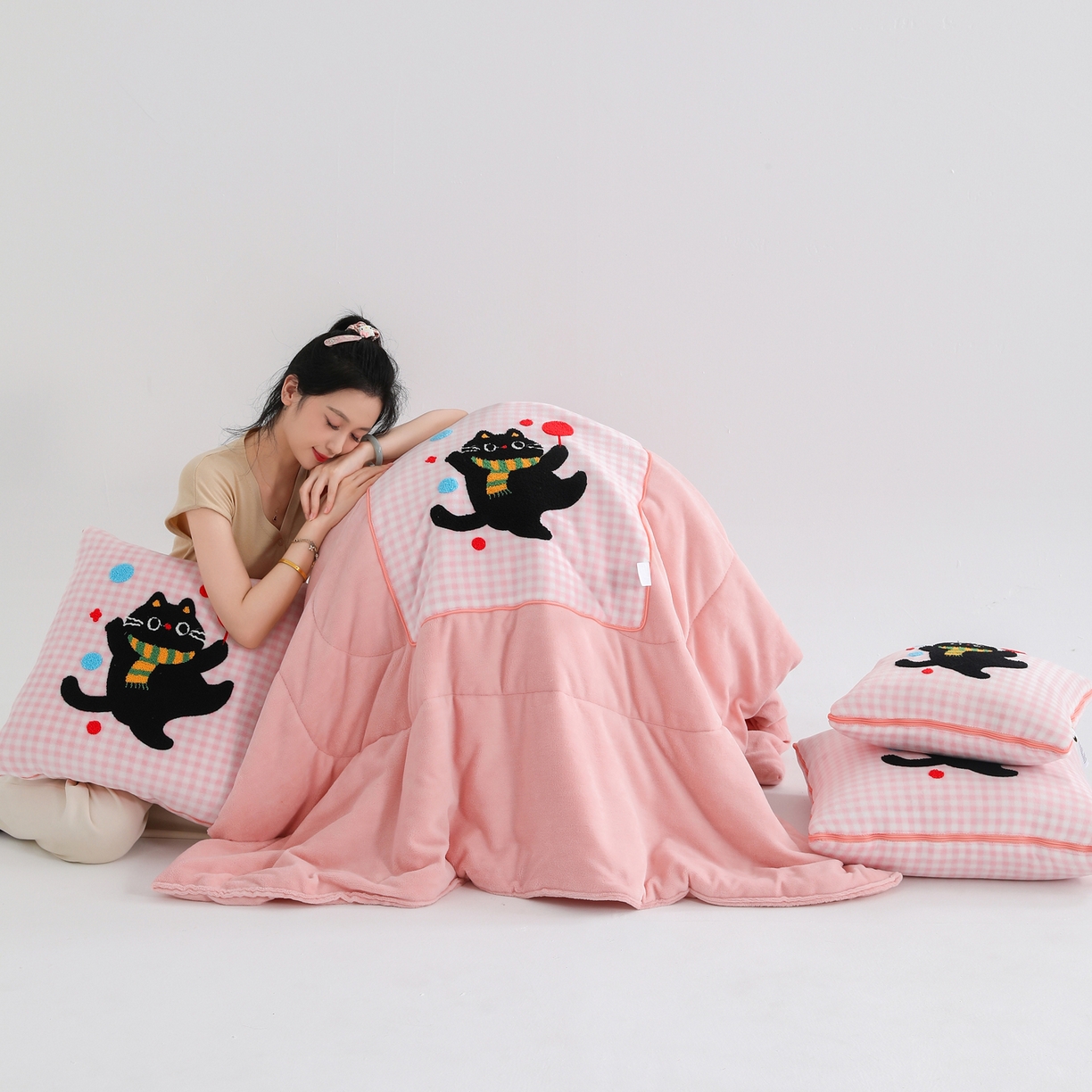 91家纺网 家纺一手货源 找家纺 翰轩家居 2025新款卡通牛奶绒抱枕被毛巾绣系列 气球猫-粉