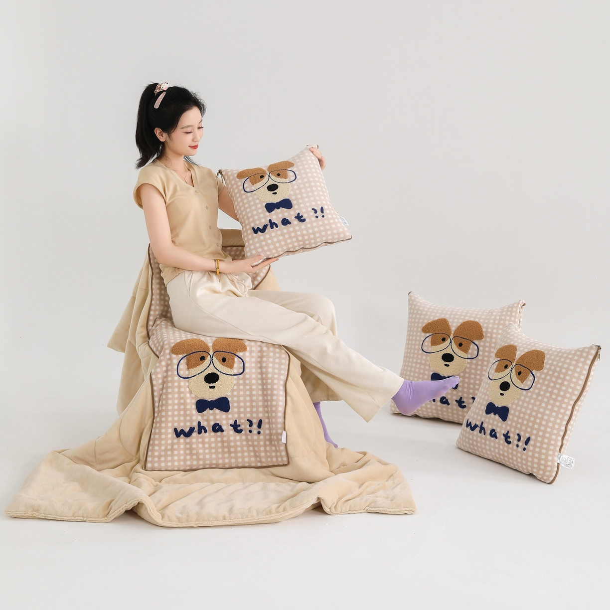 91家纺网 家纺一手货源 找家纺 翰轩家居 2025新款卡通牛奶绒抱枕被毛巾绣系列 眼镜狗-咖