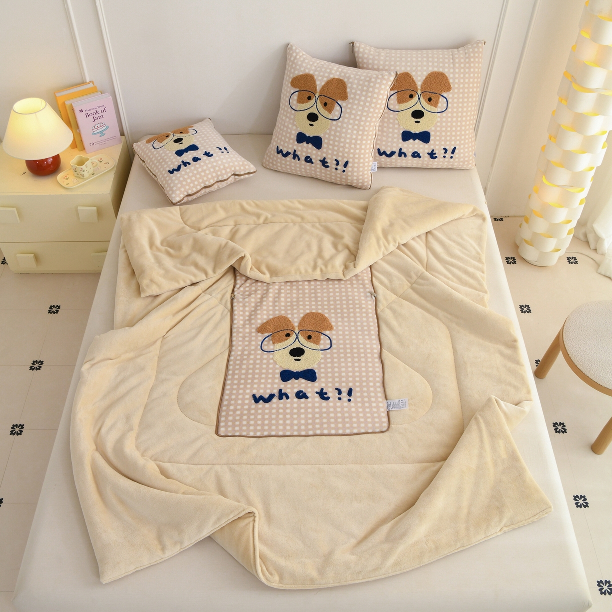 91家纺网 家纺一手货源 找家纺 翰轩家居 2025新款卡通牛奶绒抱枕被毛巾绣系列 眼镜狗-咖