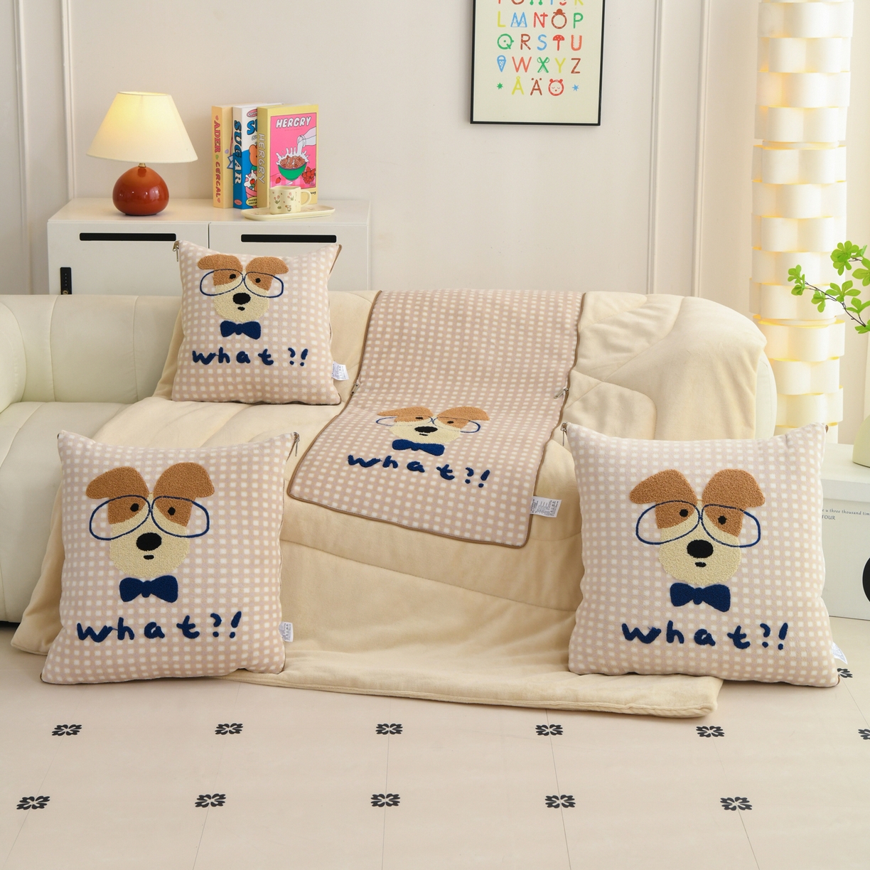 91家纺网 家纺一手货源 找家纺 翰轩家居 2025新款卡通牛奶绒抱枕被毛巾绣系列 眼镜狗-咖