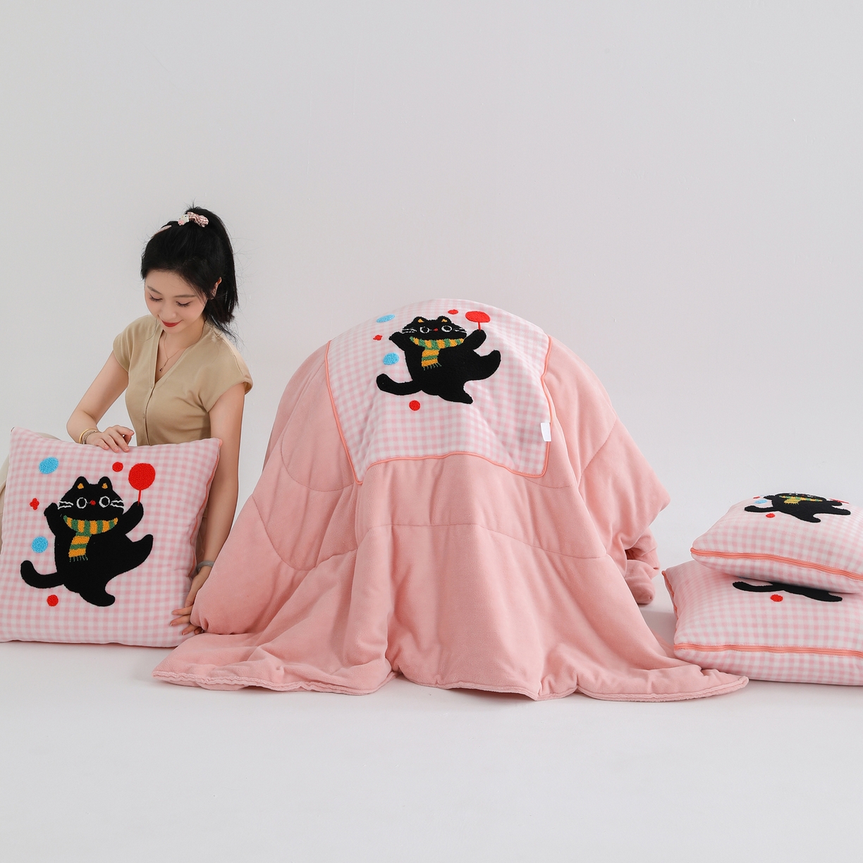 91家纺网 家纺一手货源 找家纺 翰轩家居 2025新款卡通牛奶绒抱枕被毛巾绣系列 气球猫-粉