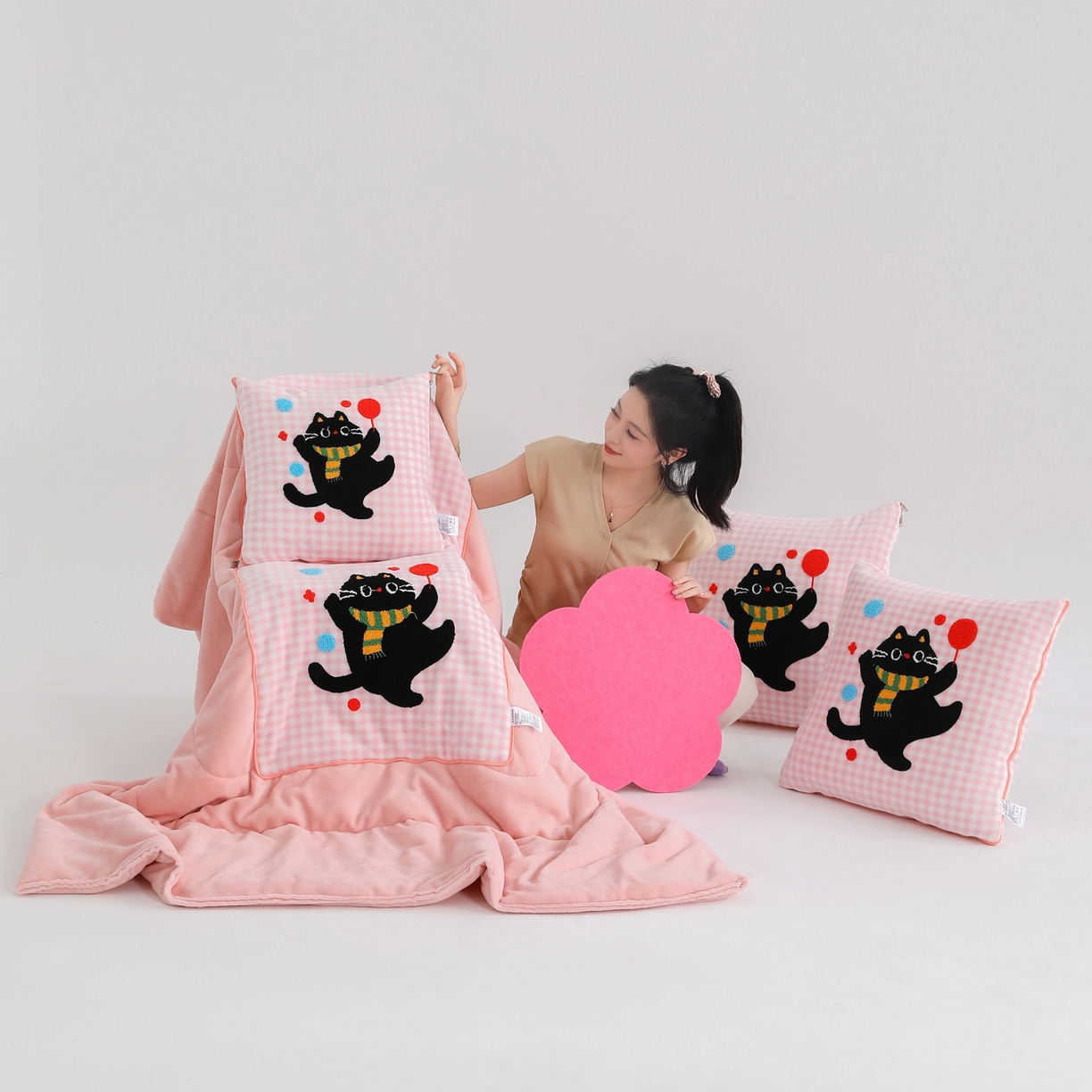 91家纺网 家纺一手货源 找家纺 翰轩家居 2025新款卡通牛奶绒抱枕被毛巾绣系列 气球猫-粉