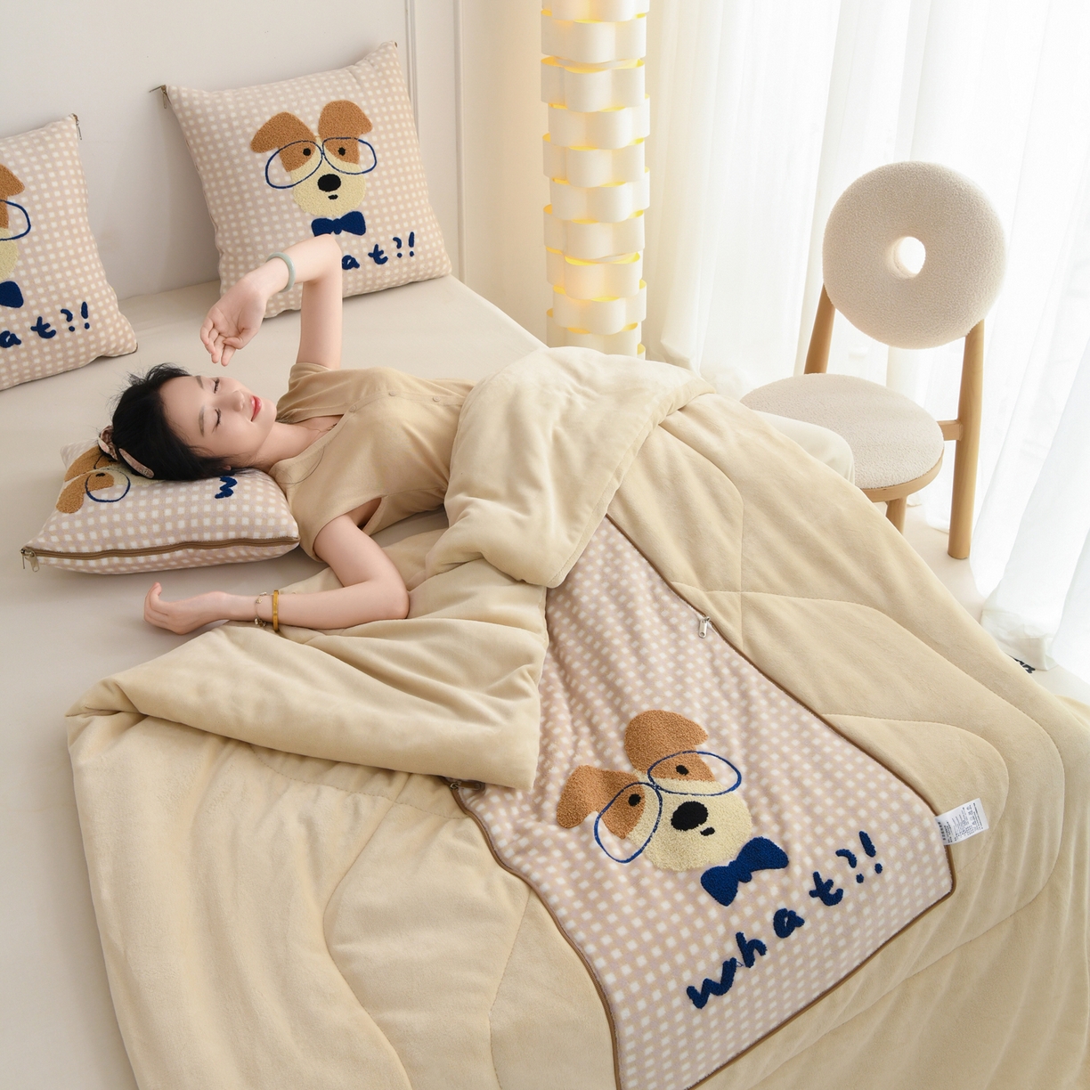 91家纺网 家纺一手货源 找家纺 翰轩家居 2025新款卡通牛奶绒抱枕被毛巾绣系列 眼镜狗-咖