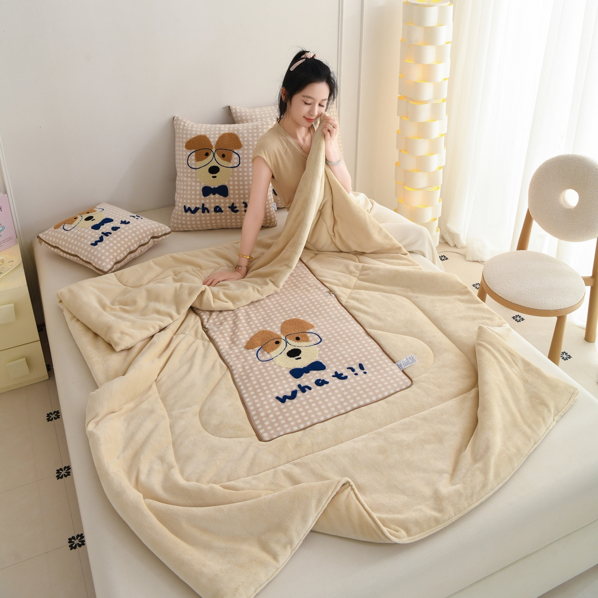 91家纺网 家纺一手货源 找家纺 翰轩家居 2025新款卡通牛奶绒抱枕被毛巾绣系列 眼镜狗-咖